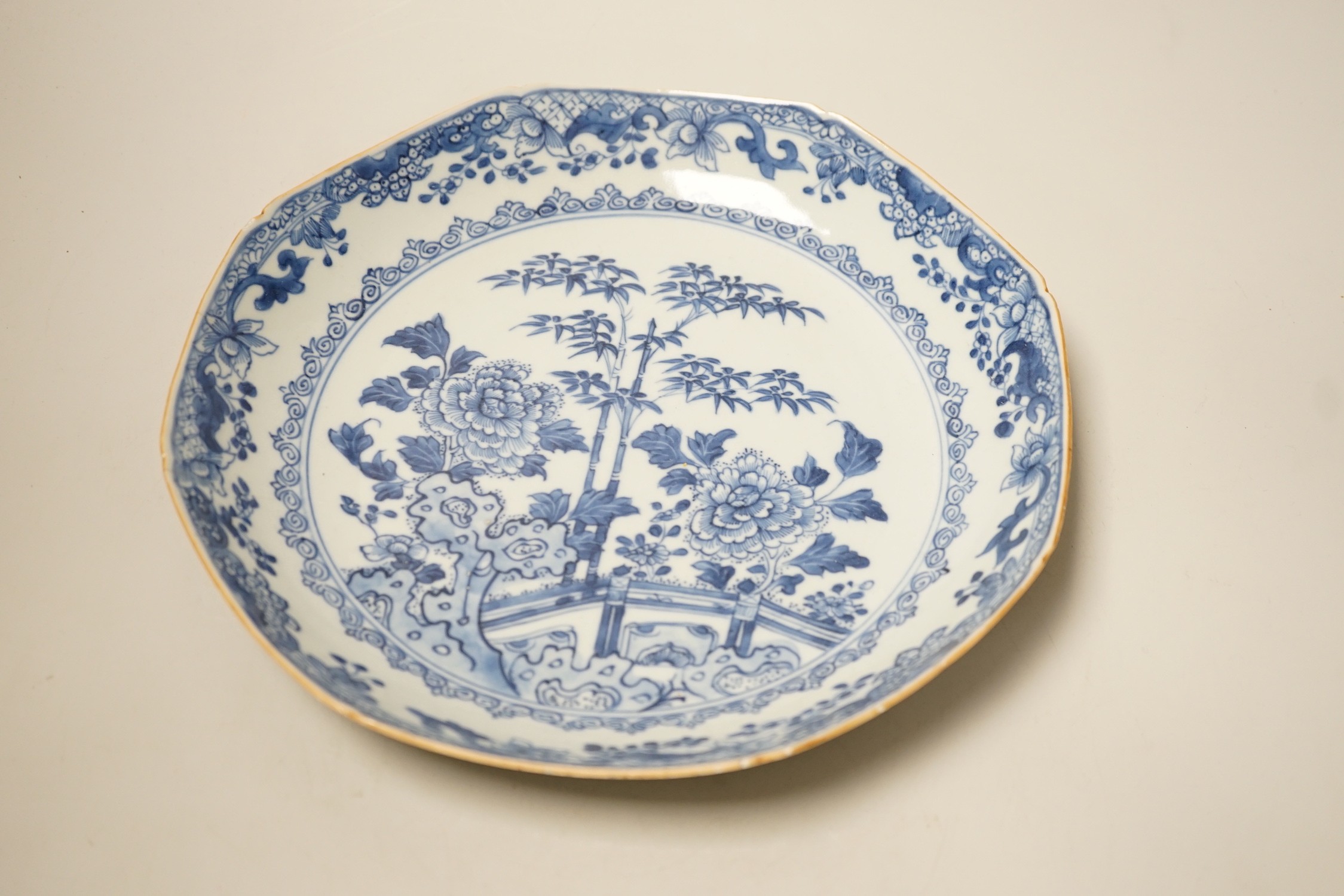 A Chinese Export famille rose tankard, 13cm tall, together with a Chinese blue and white plate, both 18th century